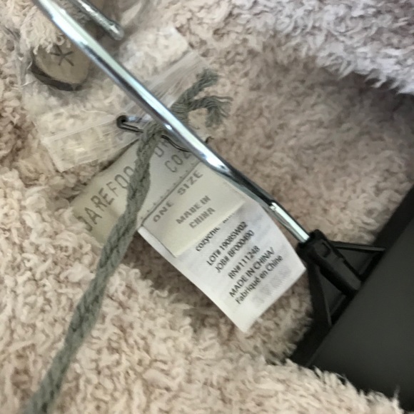 LAST ONE! Barefoot Dreams Hooded Shawl - Picture 6 of 7